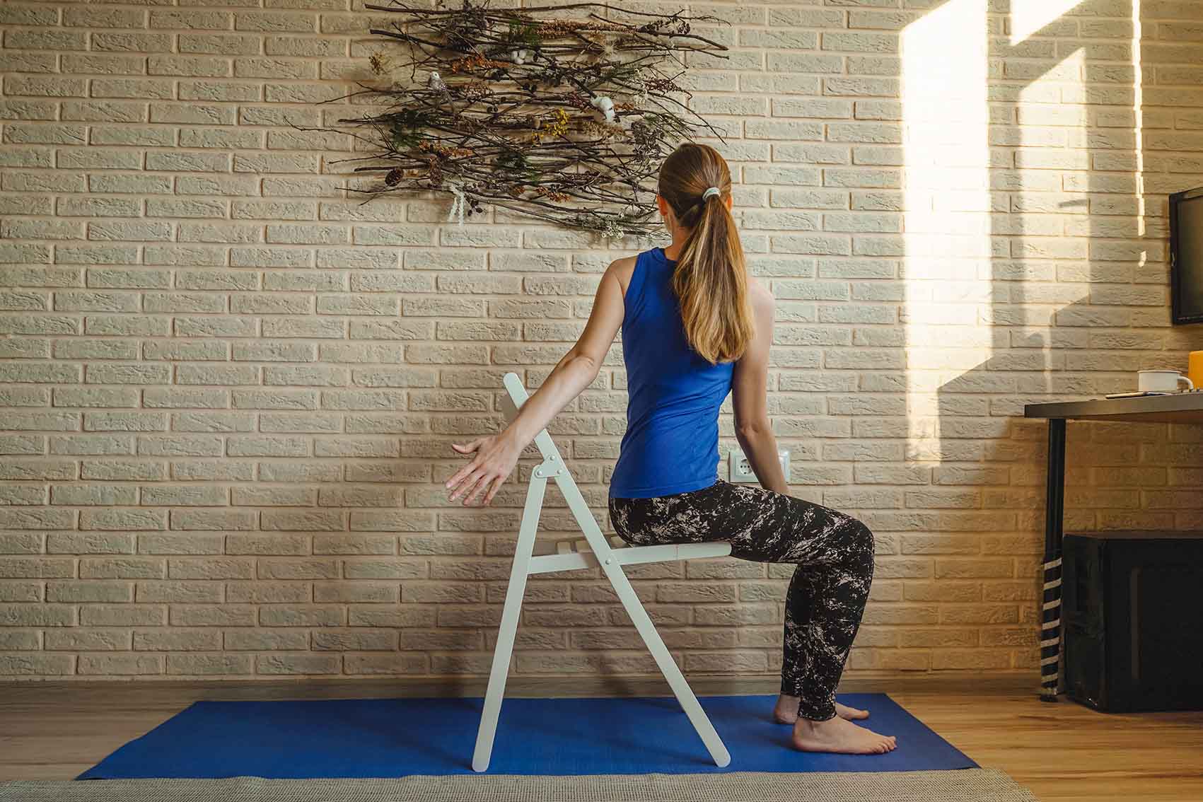 Γυναίκα κάνει chair yoga