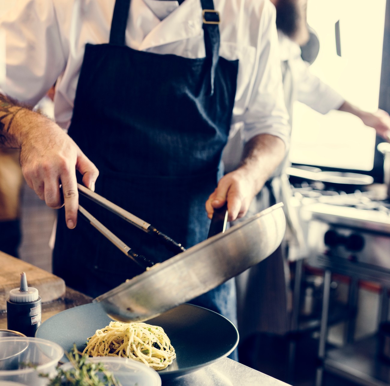 Σεφ ετοιμάζει pasta σε κουζίνα