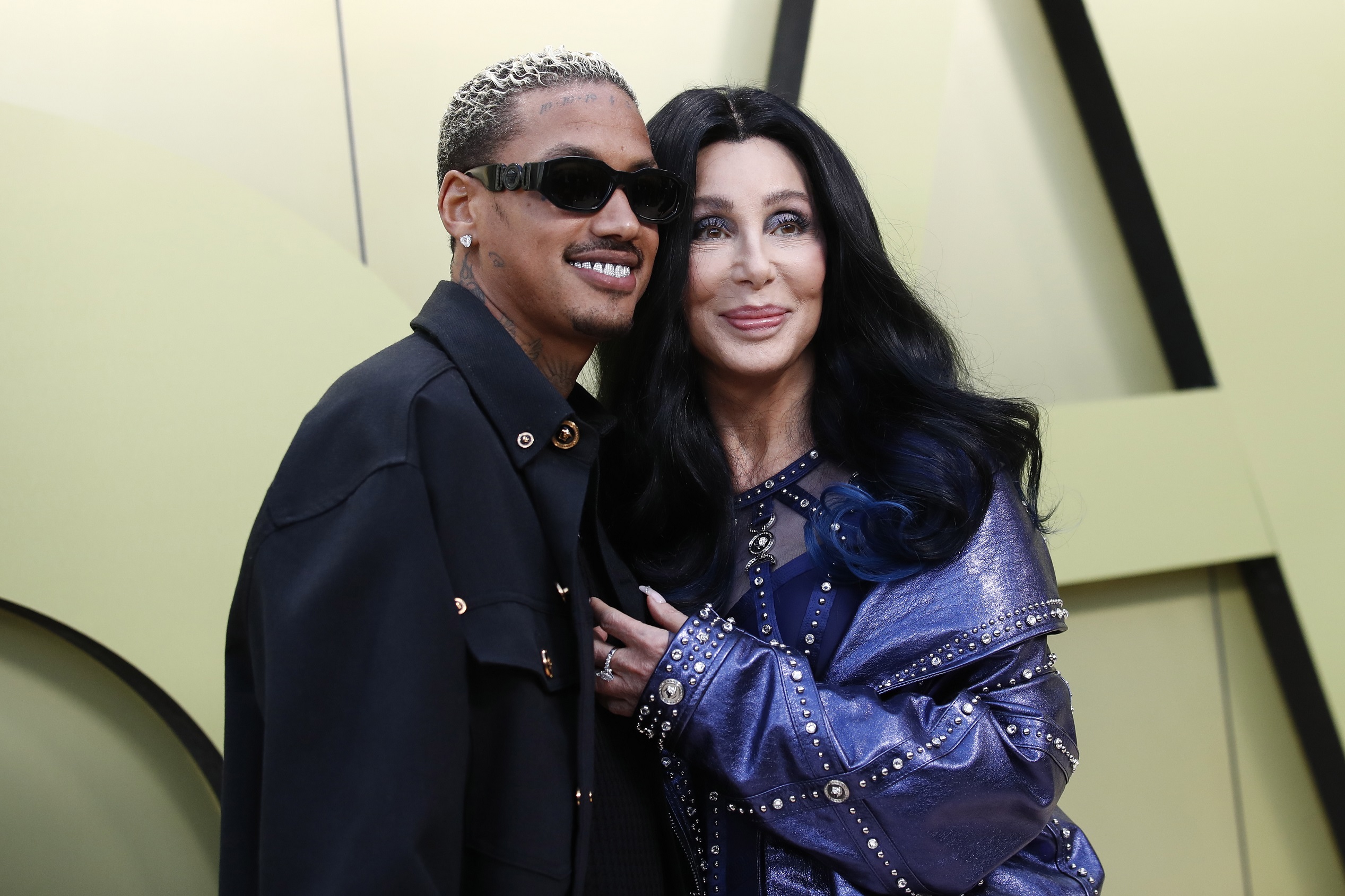 O ράπερ Alexander 'A.E.' Edwards και η Cher παρευρίσκονται στο show του Versace FW23 στο Pacific Design Center στο Δυτικό Χόλιγουντ, 9 Μαρτίου 2023.