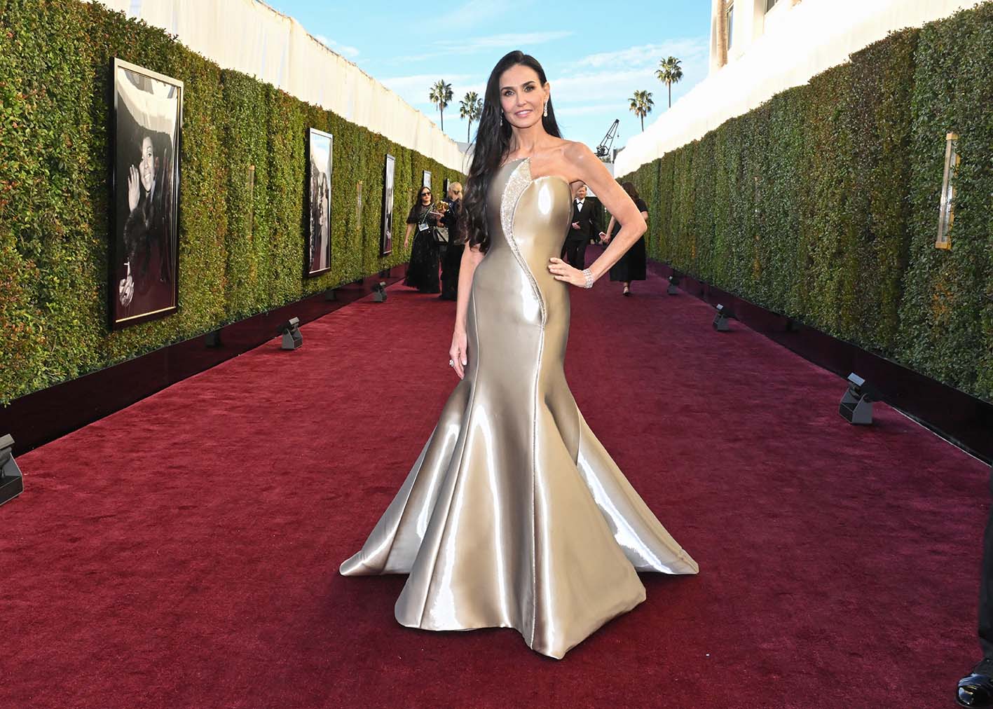 H Demi Moore φτάνοντας στα 82α Ετήσια Βραβεία Golden Globes που έγιναν στο ξενοδοχείο Beverly Hilton στις 5 Ιανουαρίου, στο Beverly Hills της Καλιφόρνια.