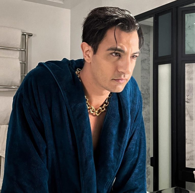 Ο Δήμος Αναστασιάδης μπροστά στον καθρέπτη