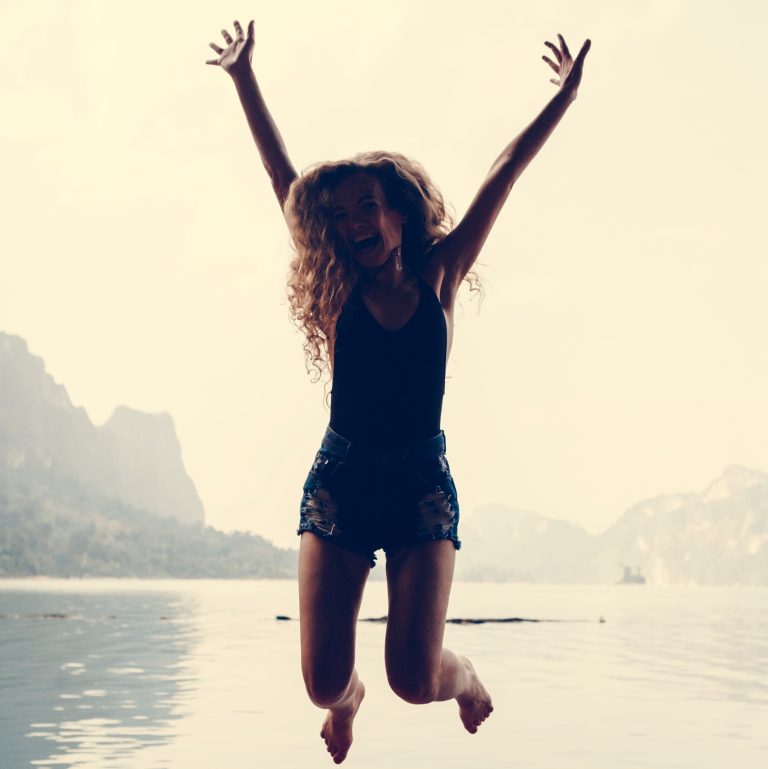 Μία γυναίκα χοροπηδάει από ευτυχία