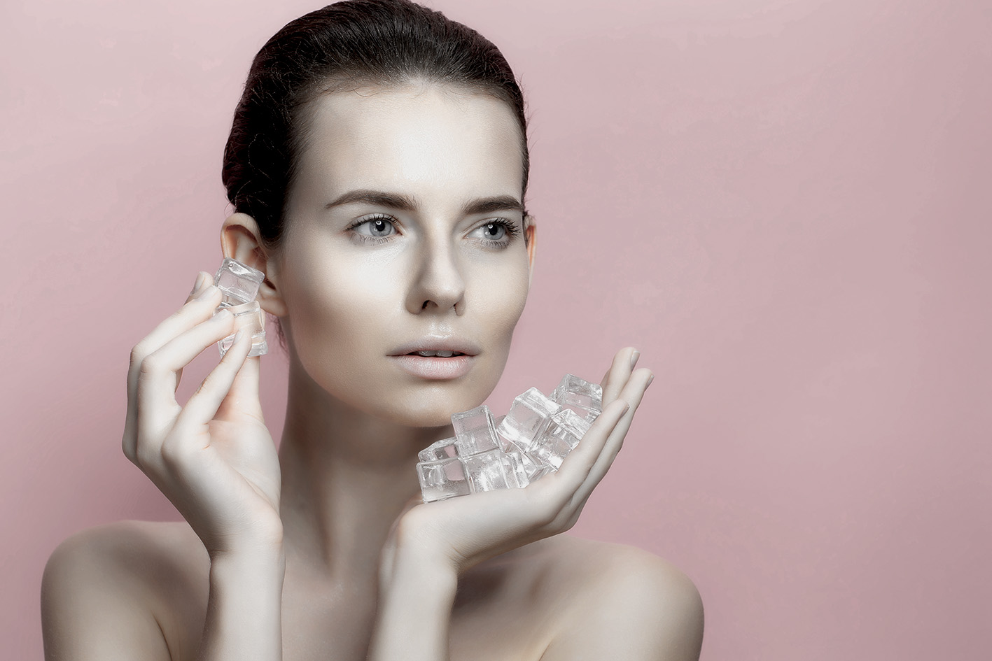 Γυναίκα με παγάκια κοντά στο πρόσωπό της για face icing