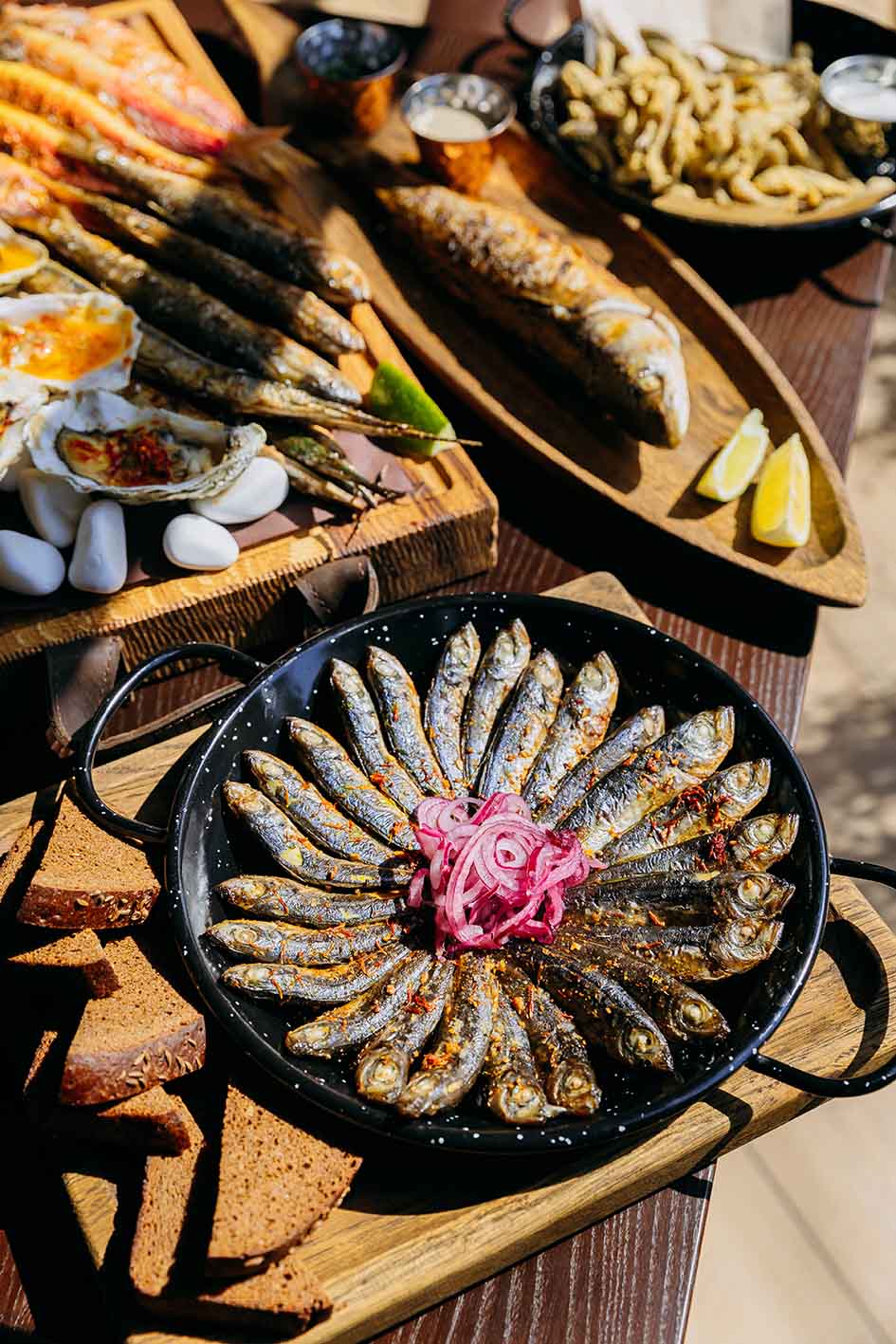 Σαρδέλες έτοιμες στο ταψάκι και άλλα θαλασσινά