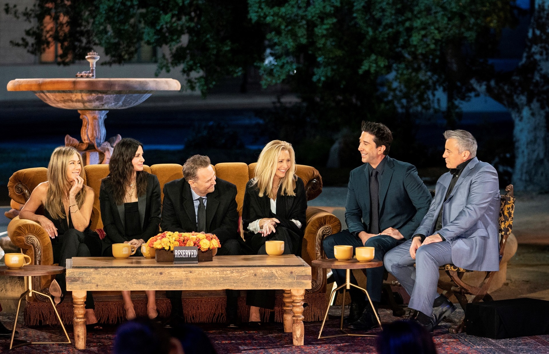 Οι Jennifer Aniston, Courteney Cox, Matthew Perry, Lisa Kudrow, David Schwimmer και Matt Leblanc στη διάρκεια του ειδικού "Friends: The Reunion".