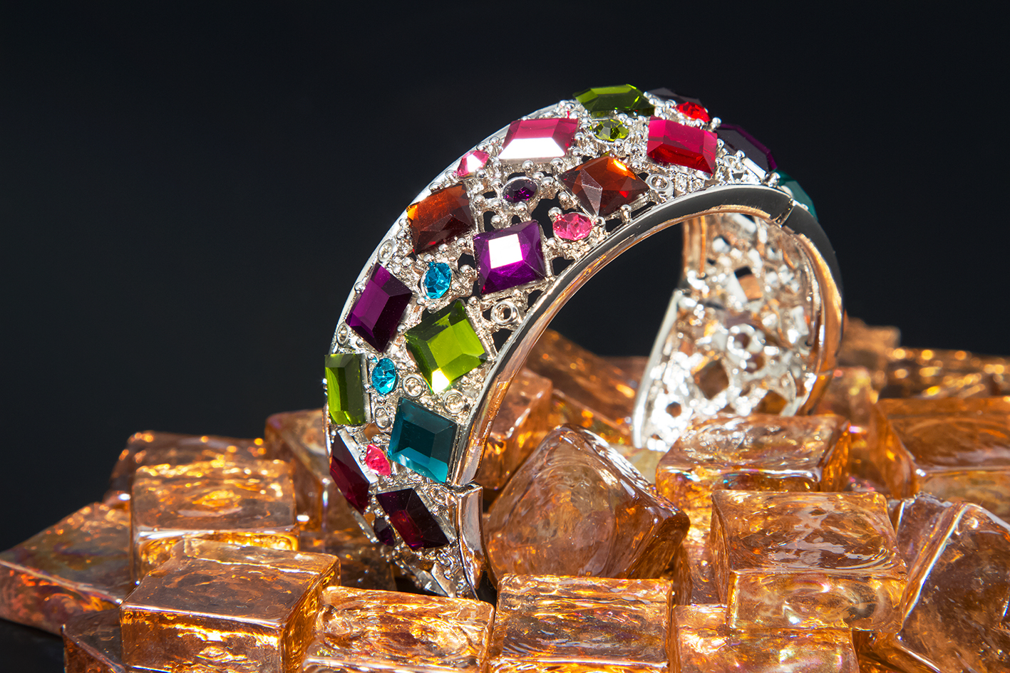 Μπασελέ με πολύτιμους λίθους