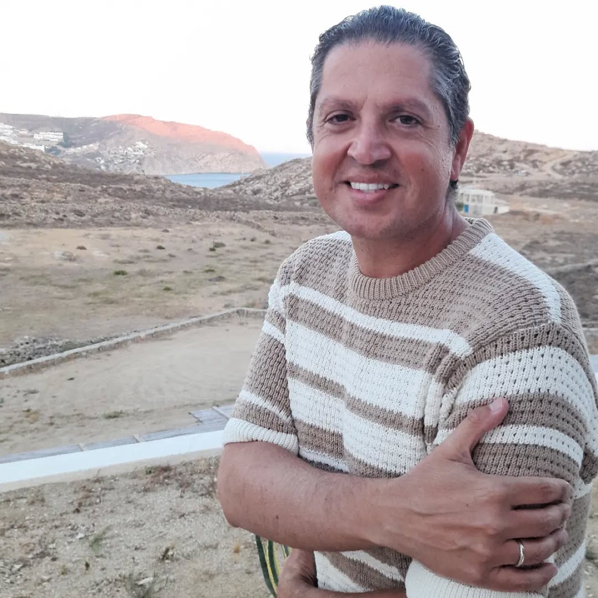 Ο Γιάννης Πουλόπερ με πουλόβερ σε νησί