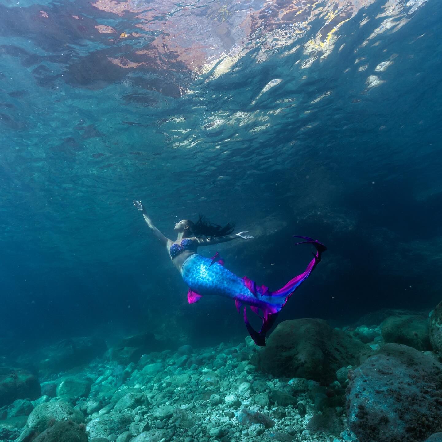 Γυναίκα κολυμπά ως γοργόνα στον βυθό