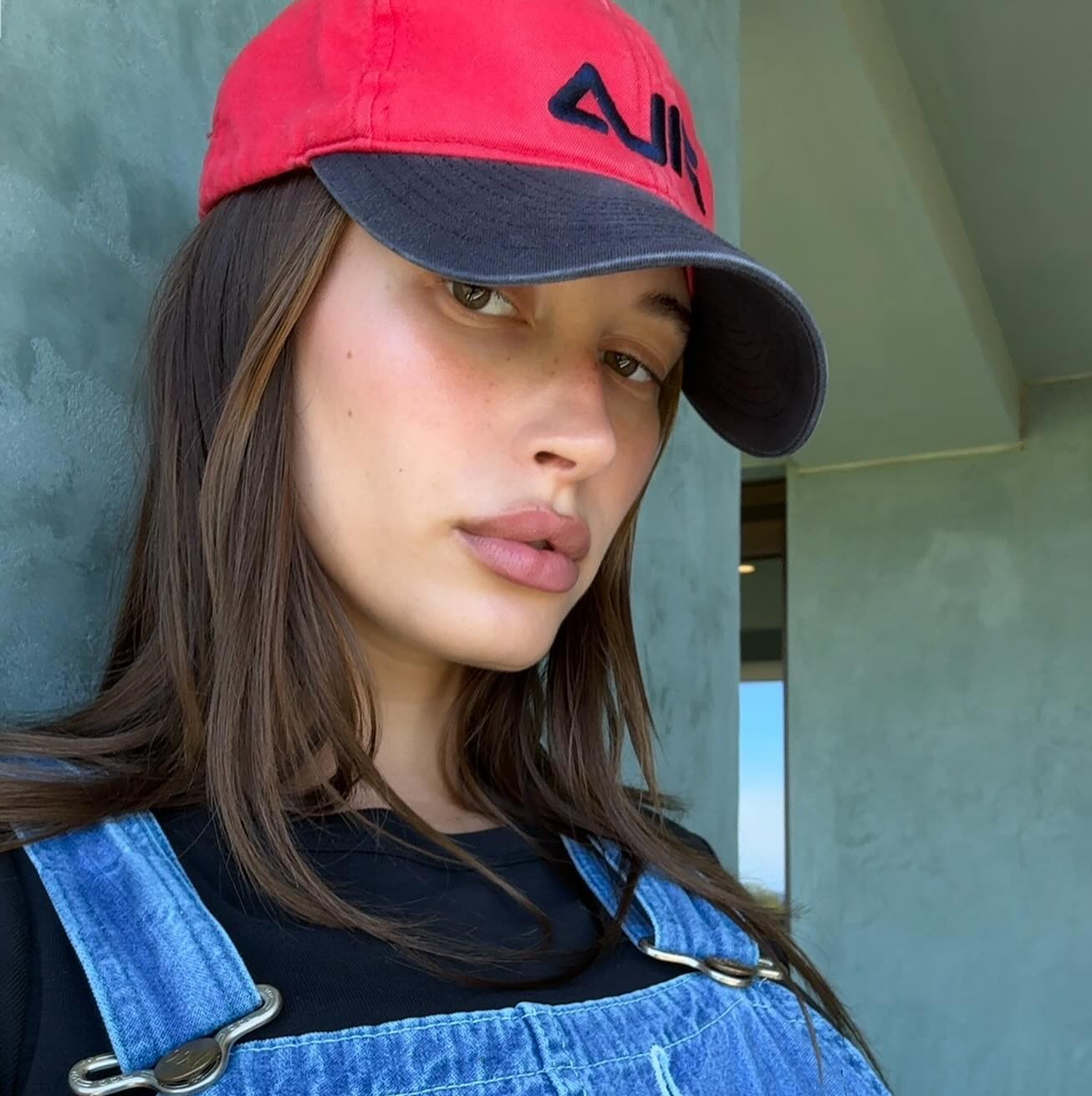 Η Hailey Bieber με κόκκινο καπέλο