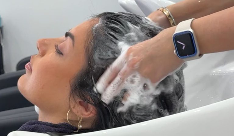 Γυναίκα λούζει τα μαλλιά της