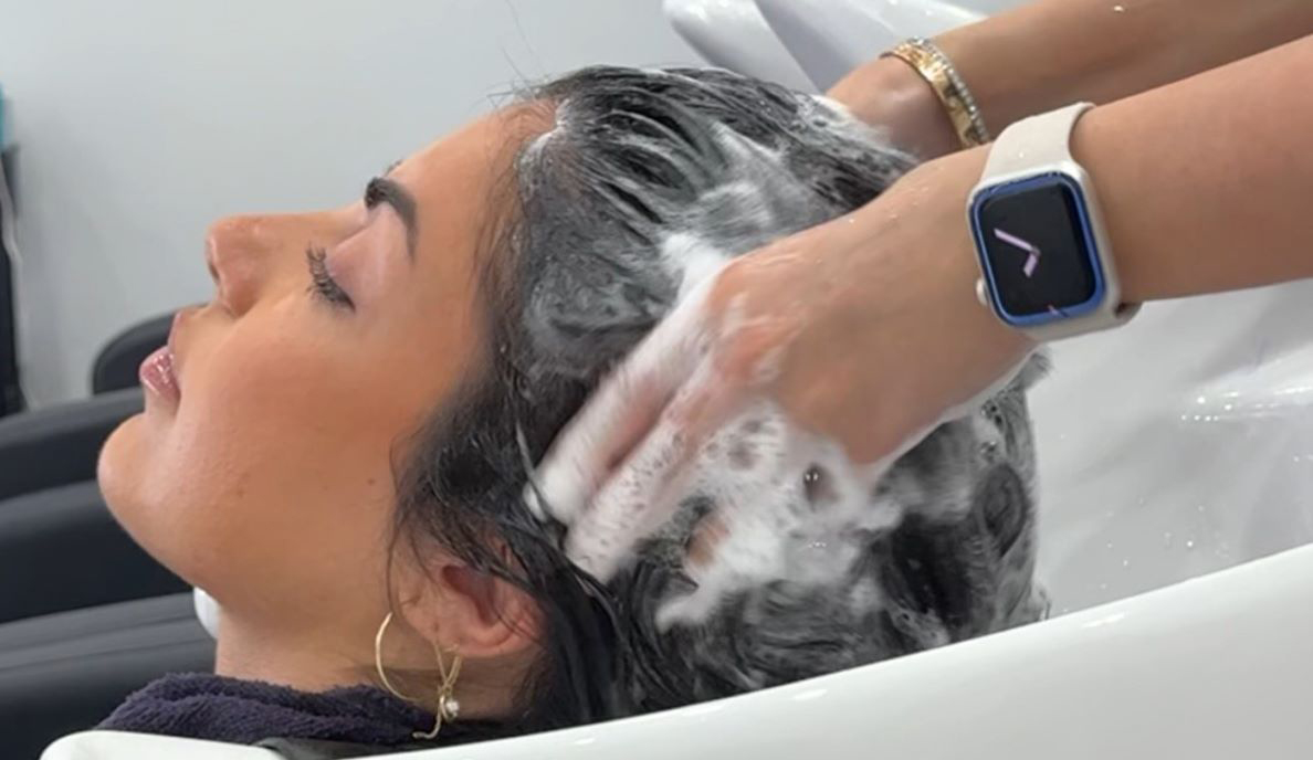 Γυναίκα λούζει τα μαλλιά της