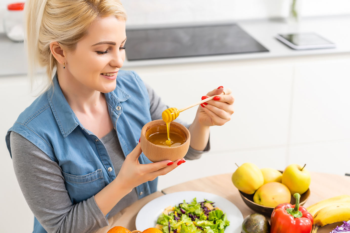 Γυναίκα βάζει στο φαγητό μουστάρδα και μέλι