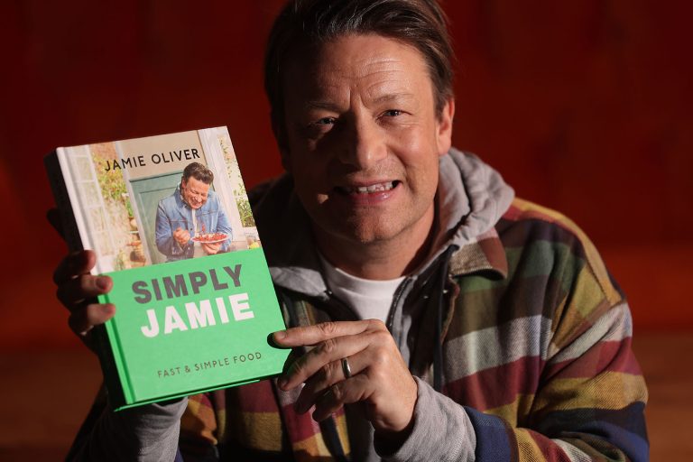 O Jamie Oliver στην παρουσίαση του 28ου βιβλίου του, Simply Jamie, στις 10 Ιανουαρίου 2025 στο Τορόντο.