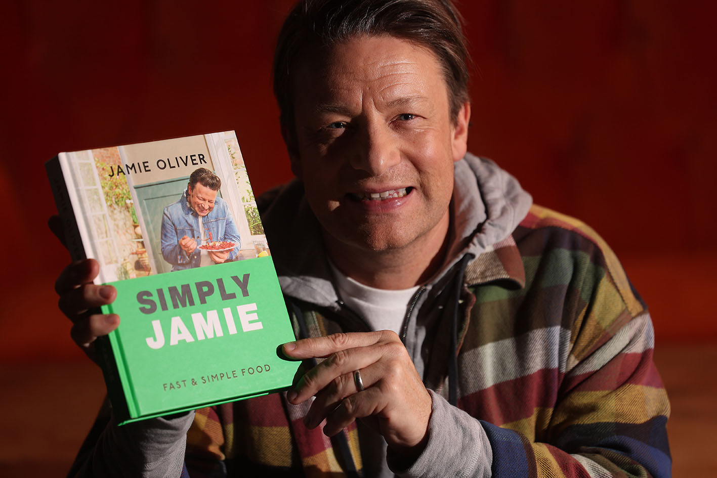 O Jamie Oliver στην παρουσίαση του 28ου βιβλίου του, Simply Jamie, στις 10 Ιανουαρίου 2025 στο Τορόντο.