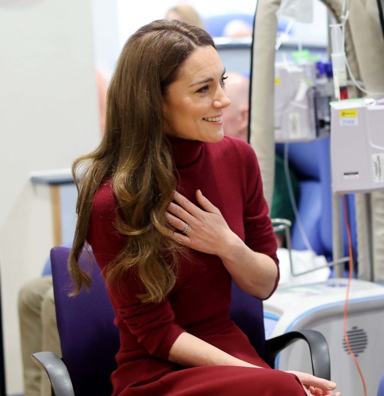 Η Kate Middleton έκανε μία συγκινητική επίσκεψη στο νοσοκομείο όπου έλαβε τη θεραπεία της για τον καρκίνο.
