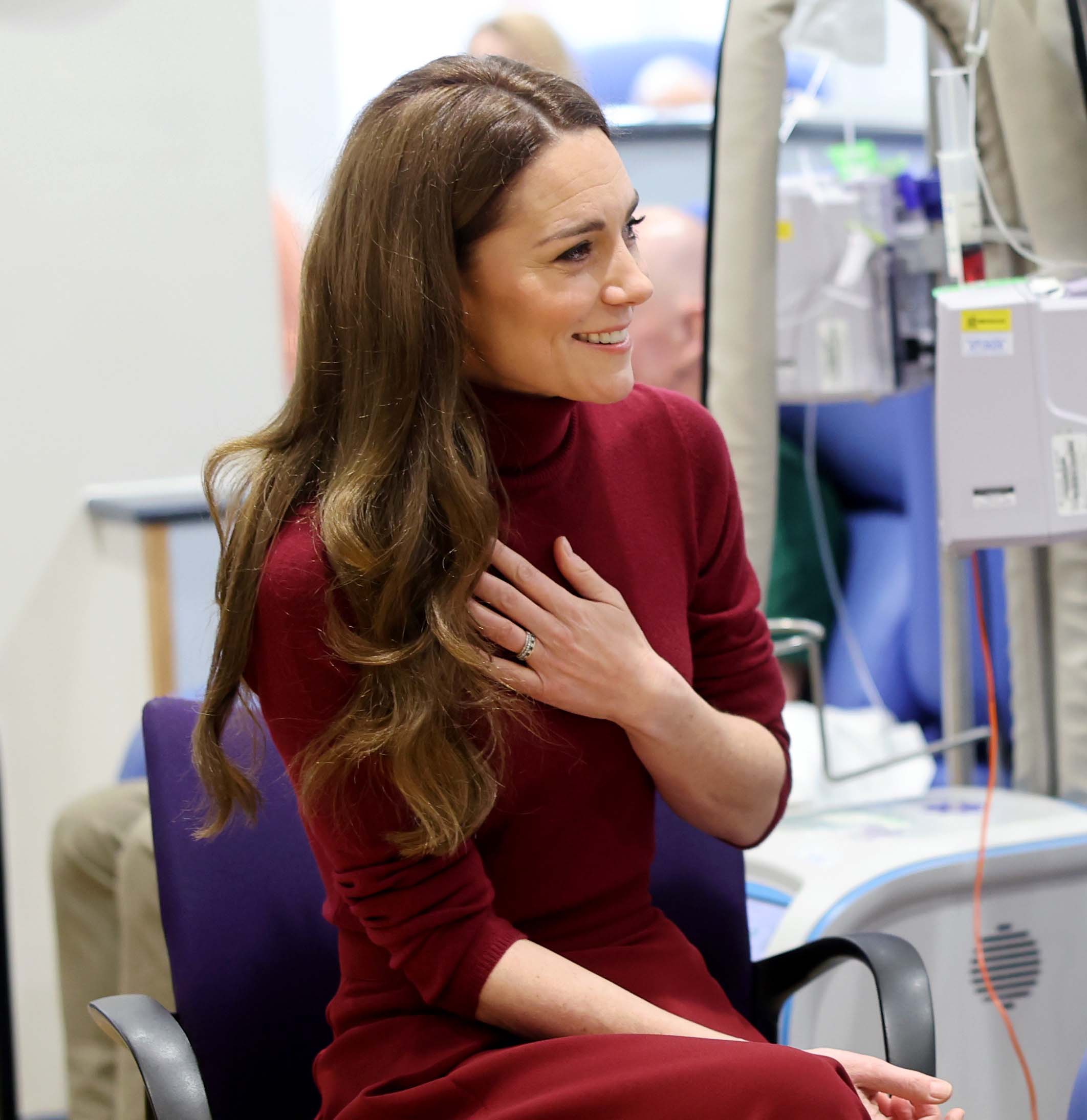 Η Kate Middleton έκανε μία συγκινητική επίσκεψη στο νοσοκομείο όπου έλαβε τη θεραπεία της για τον καρκίνο.