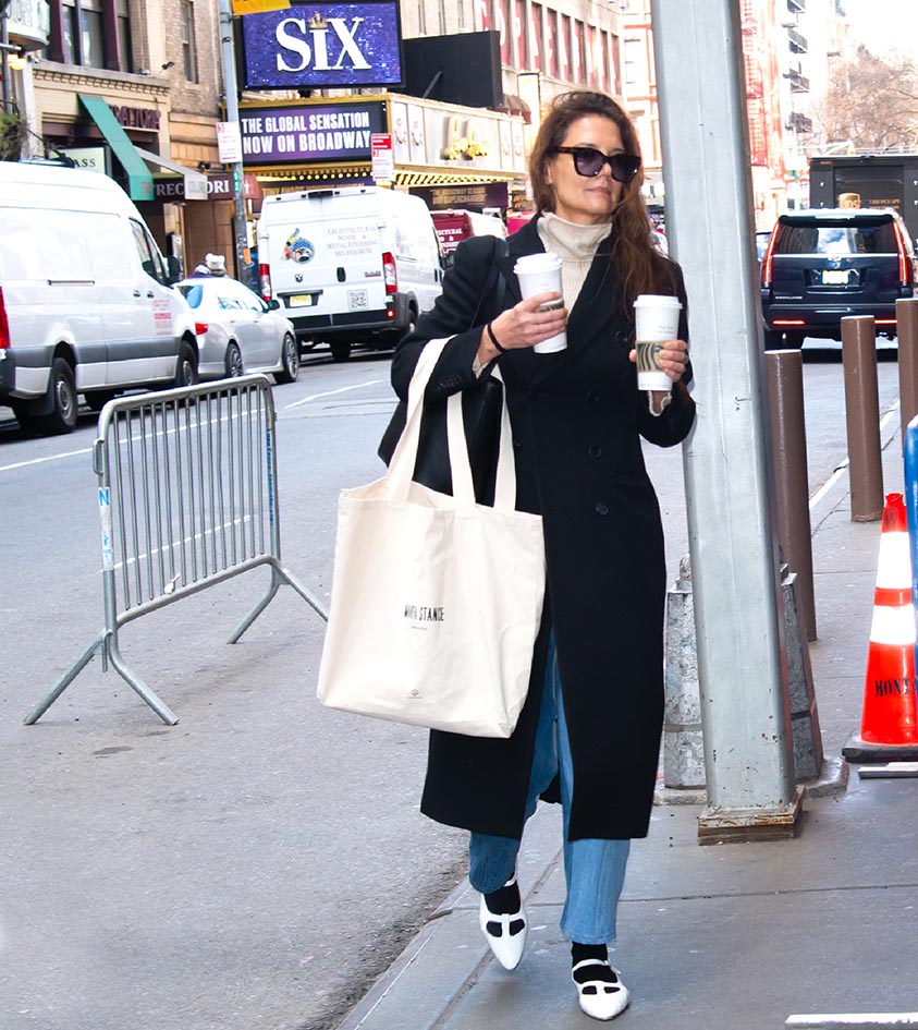 H Katie Holmes φτάνοντας στην πρωινή εκπομπή 'Our Town' στις 4 Ιανουαρίου 2025 στη Νέα Υόρκη.