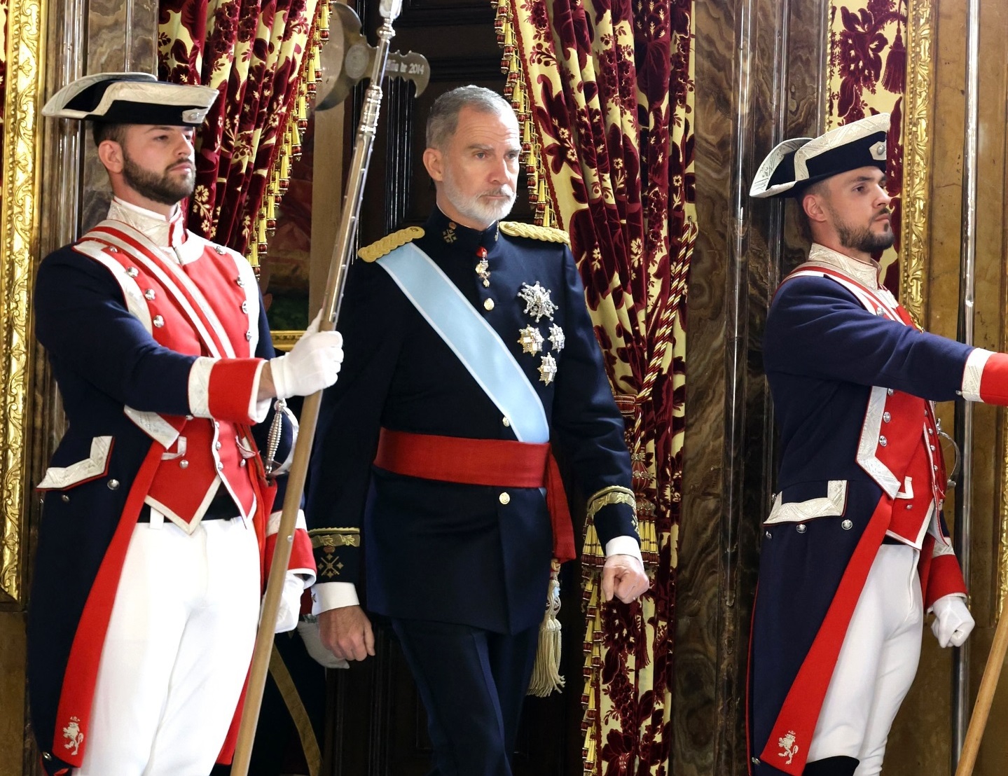 Ο βασιλιάς Felipe της Ισπανίας εισέρχεται στην αίθουσα του βασιλικού ανακτόρου της Μαδρίτης για να λάβει τα διαπιστευτήρια των νέων πρεσβευτών