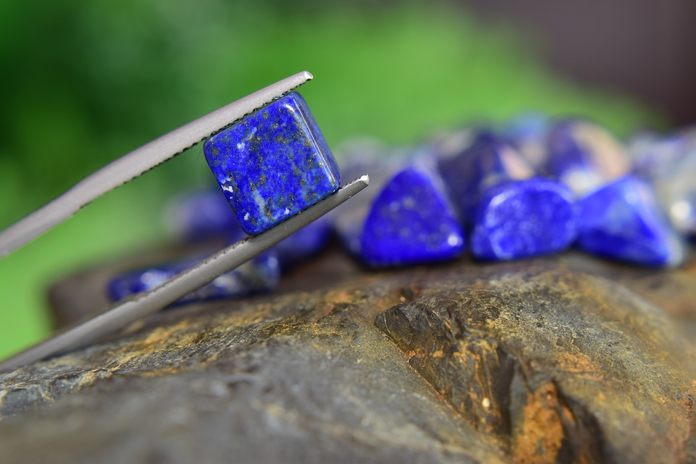 Πέτρα lapis lazuli για κοσμήματα