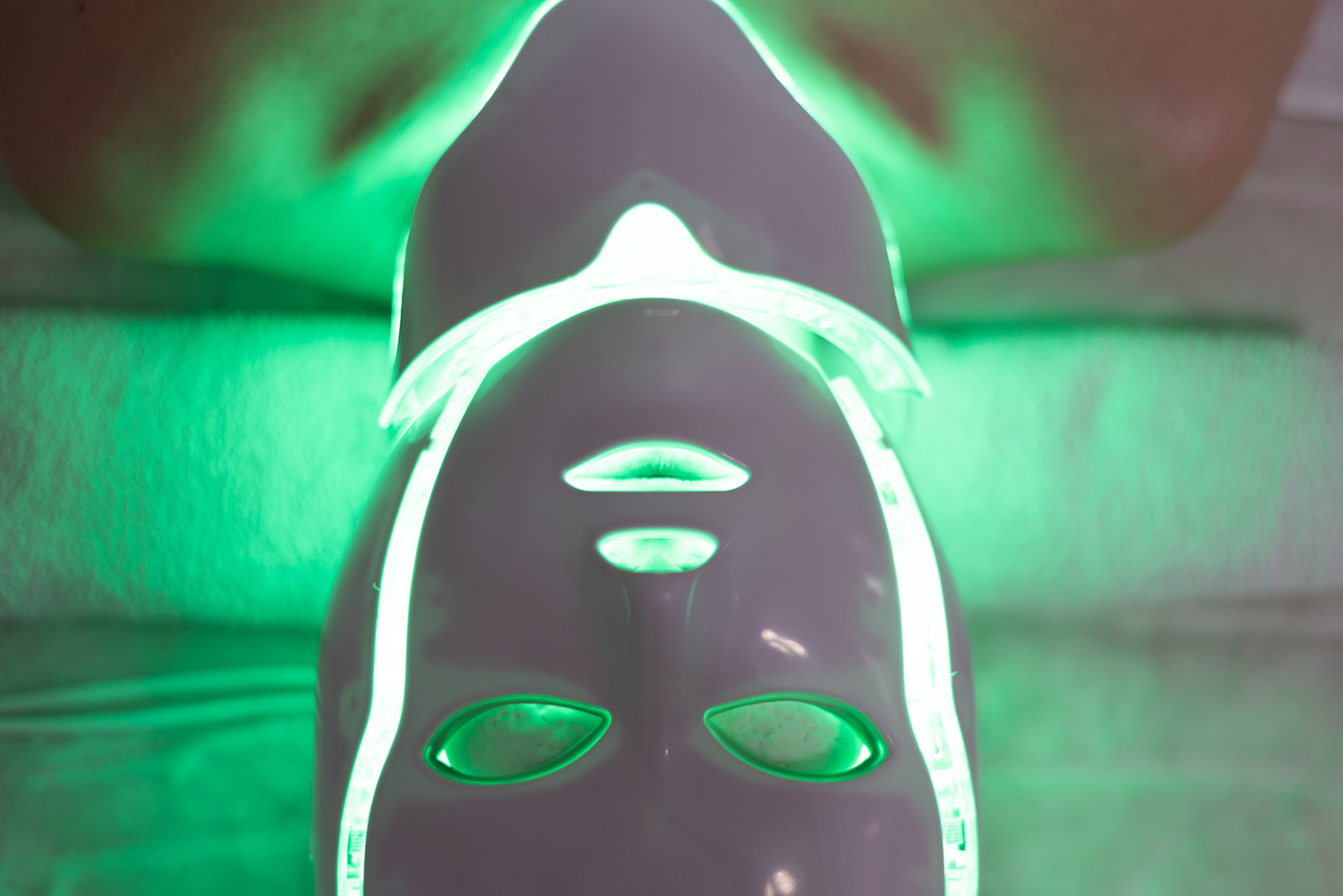 Γυναίκα φοράει μάσκα led στο πρόσωπό της και τώρα έχει το πράσινο φως