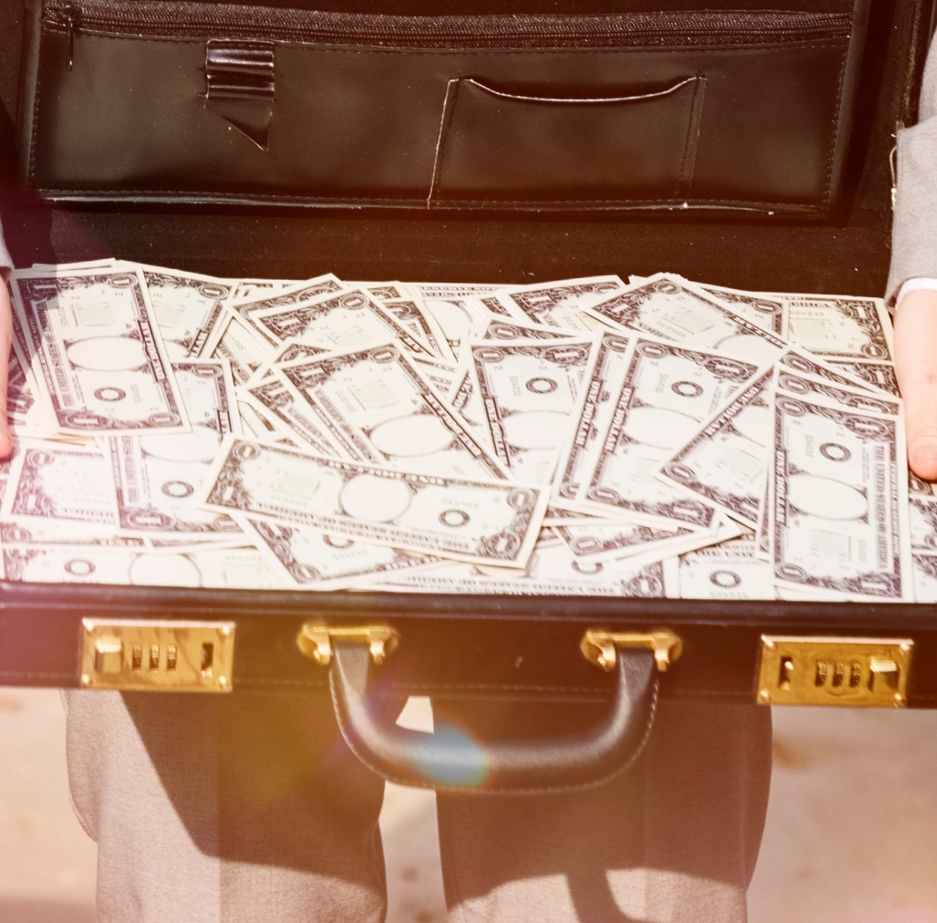 Χρήματα σε βαλίτσα