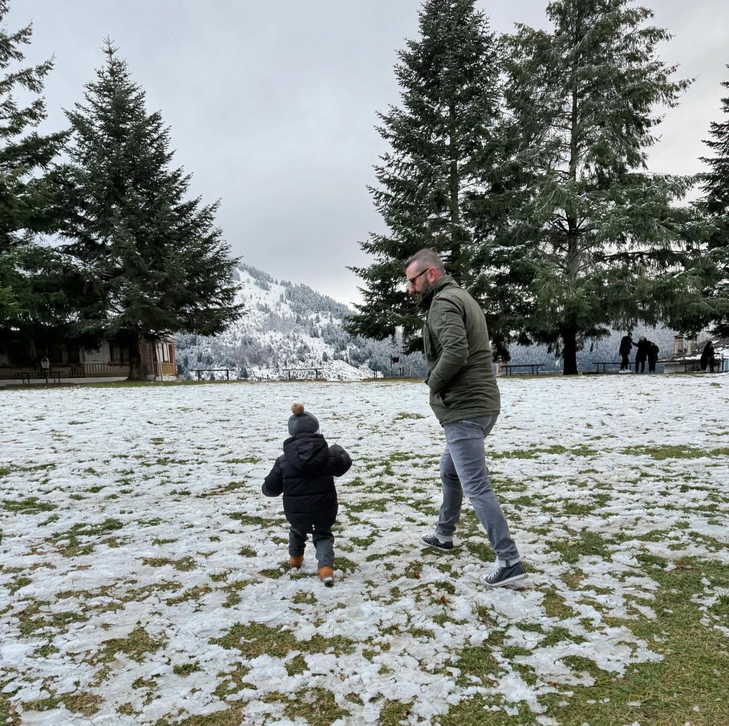 Ο Λεωνίδας Κουτσόπουλος με τον γιο του στο χιόνι