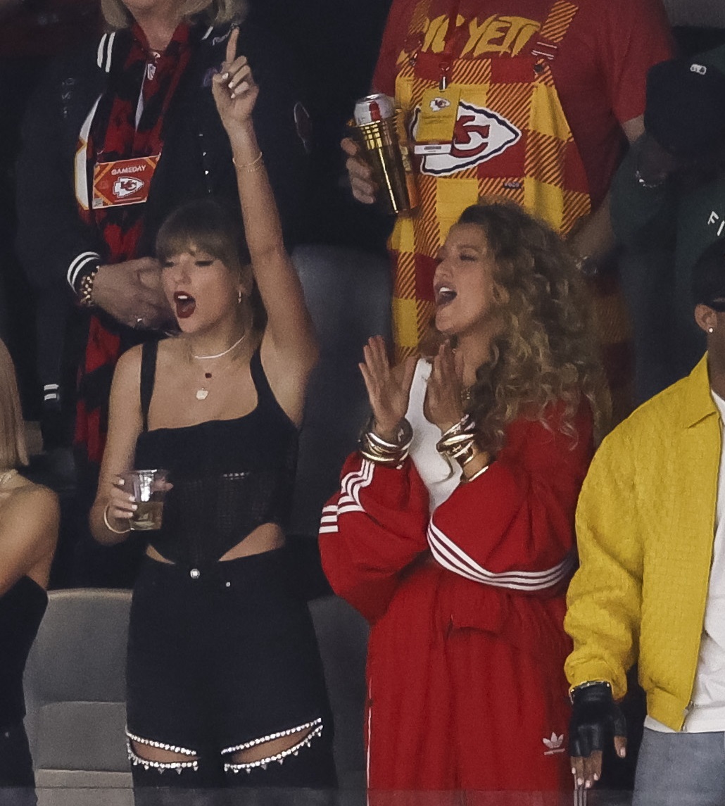 H Blake Lively και η Taylor Swift παρακολουθούν τις τελετές του pre-game στην αρχή του Super Bowl LVIII ανάμεσα στους Kansas City Chiefs και τους San Fransisco 49ers στο Allegiant Stadium στο Λας Βέγκας, στις 11 Φεβρουαρίου 2024.