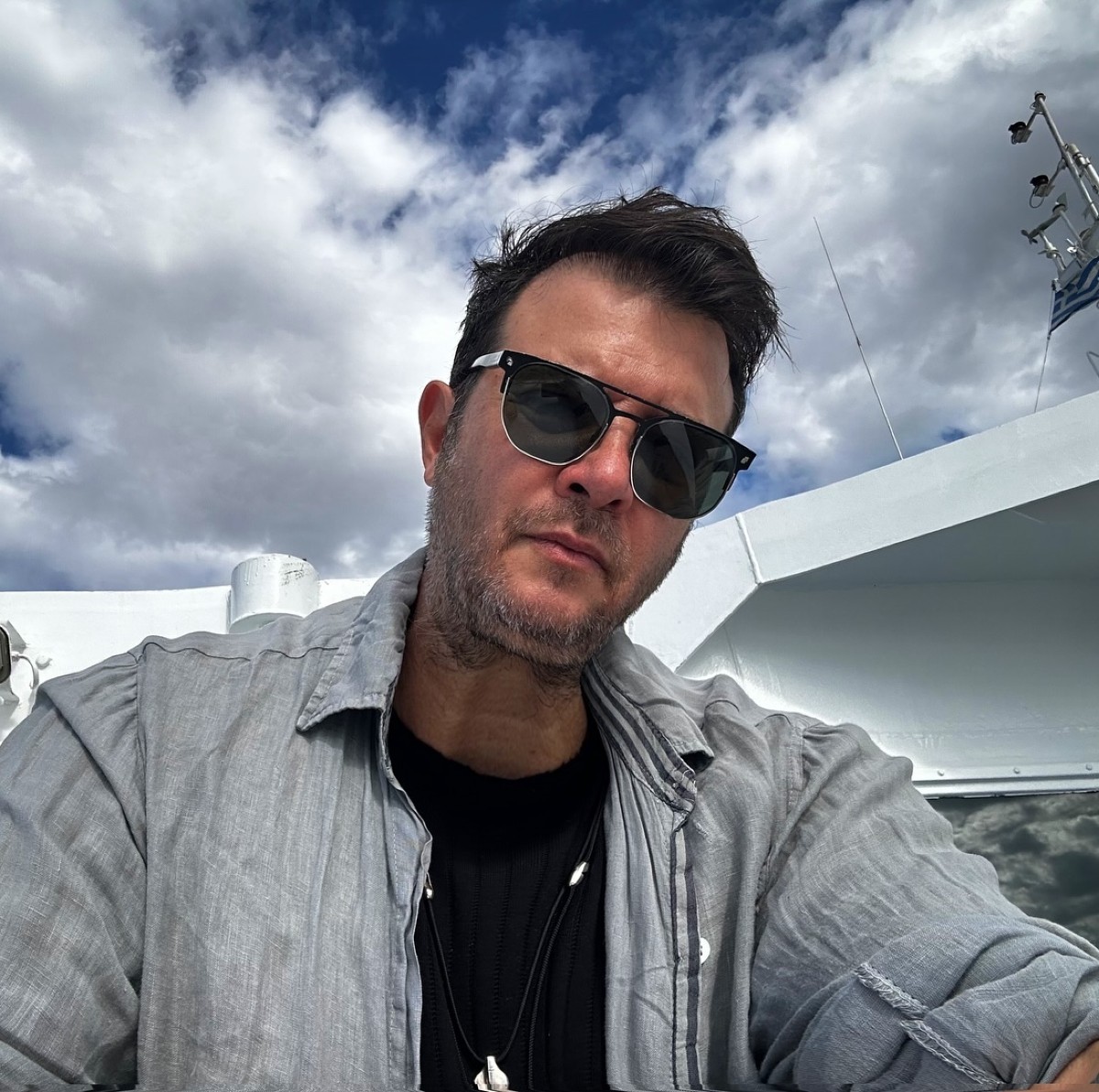 Ο Λάμπης Λιβιεράτος με φόντο τον ουρανό