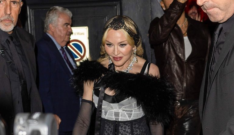 H Madonna φεύγοντας από το πάρτι που διοργάνωσαν οι D&G στις 21 Σεπτεμβρίου 2024 στο Μιλάνο.