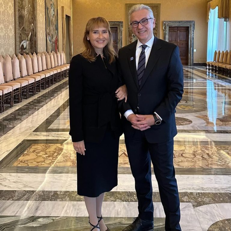 Μάρα Ζαχαρέα και Θοδωρής Ρουσόπουλος στο Βατικανό