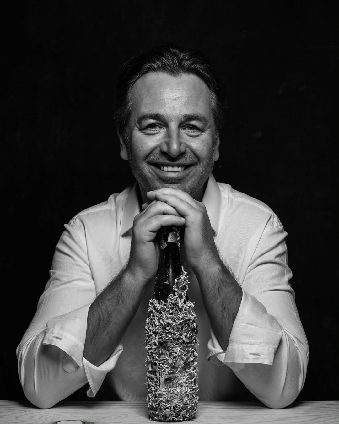 O Κροάτης Marco Dusevic μαζί με μία μποτίλια παλαιωμένο κρασί στη θάλασσα