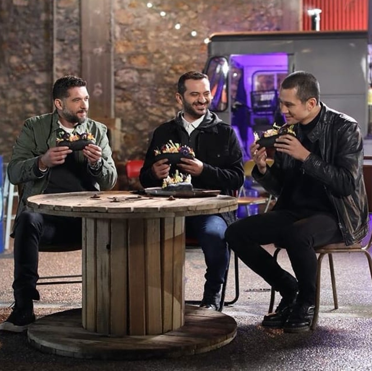 Ο Λεωνίδας Κουτσόπουλος στα γυρίσματα του MasterChef με Κοντιζά και Ιωαννίδη
