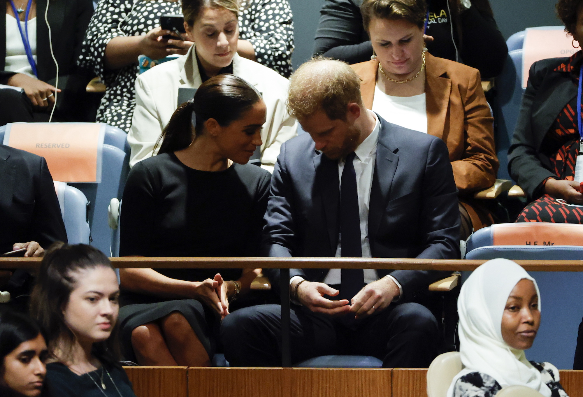 O πρίγκιπας Harry και η σύζυγός του Meghan, κάθονται στην αίθουσα της Γενικής Συνέλευσης των Ηνωμένων Εθνών για την απονομή του Βραβείου Νέλσον Μαντέλα του ΟΗΕ για το 2020 στην έδρα των Ηνωμένων Εθνών (ΟΗΕ) στη Νέα Υόρκη, 18 Ιουλίου 2022.