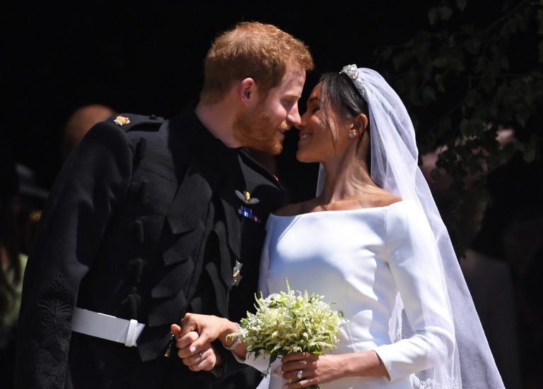 Ο πρίγκιπας Harry και η Meghan βγαίνουν από το Παρεκκλήσι του Αγίου Γεωργίου στο Κάστρο του Ουίνδσορ μετά τον γάμο τους, στις 19 Μαϊου 2018.