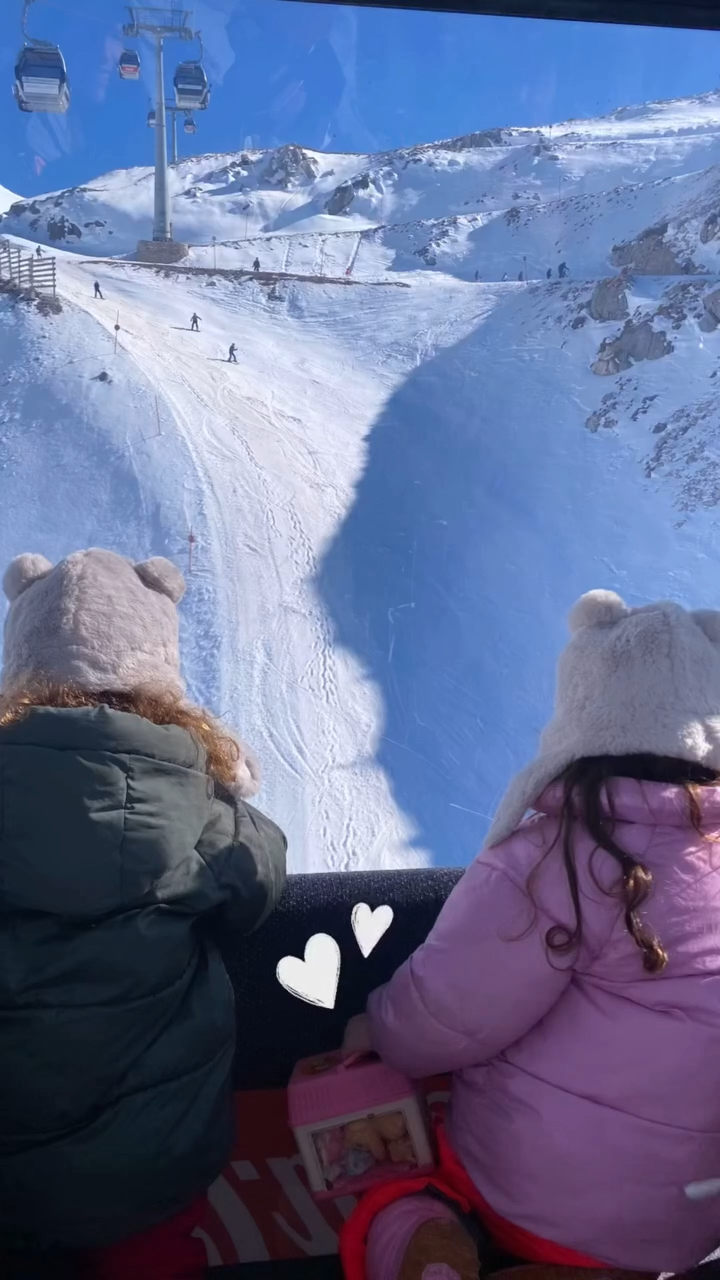 Η Χριστίνα Μπόμπα με τα παιδιά της στο χιονοδρομικό του Παρνασσού