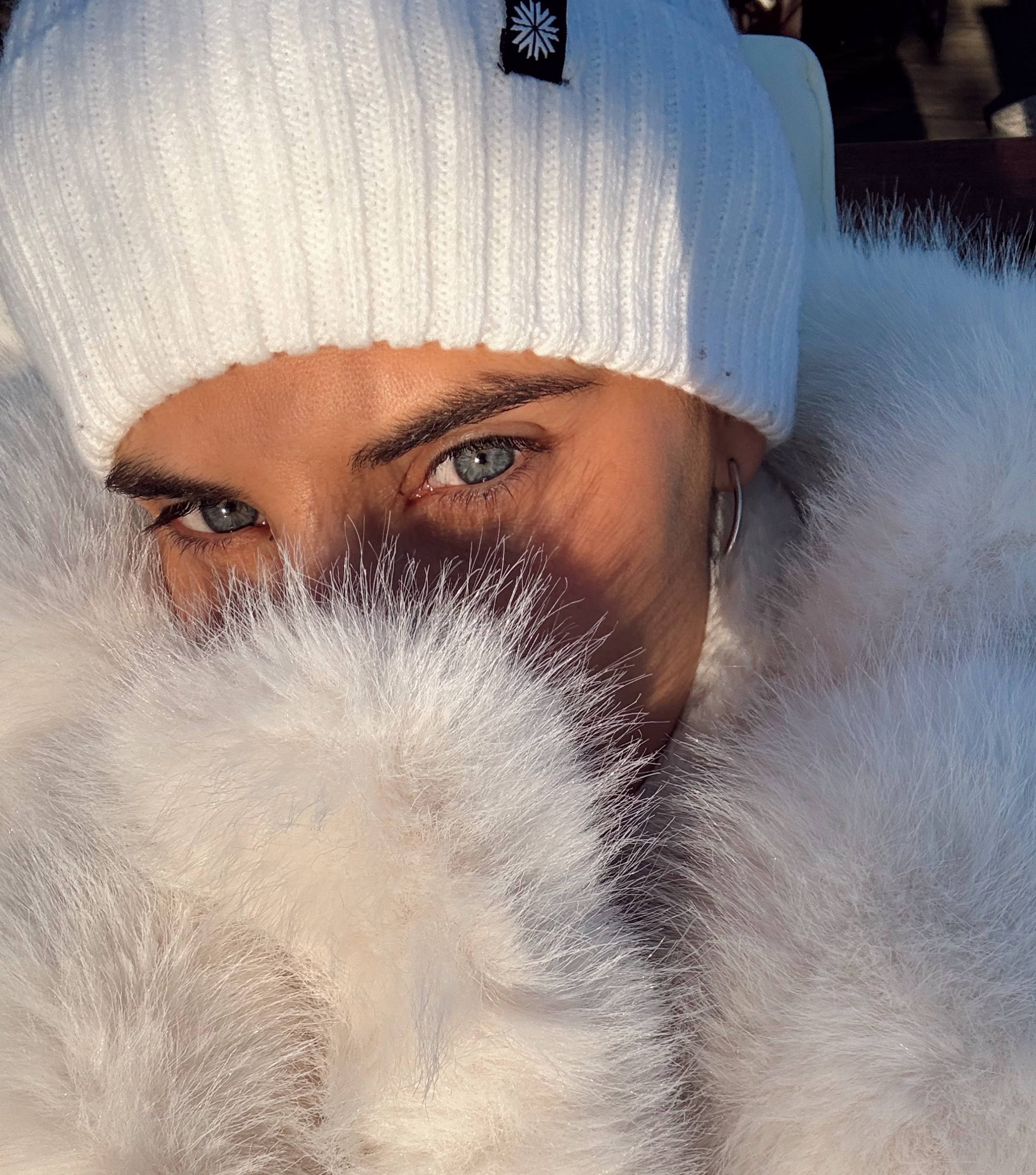 Η Χριστίνα Μπόμπα με σκουφί και λευκή γούνα