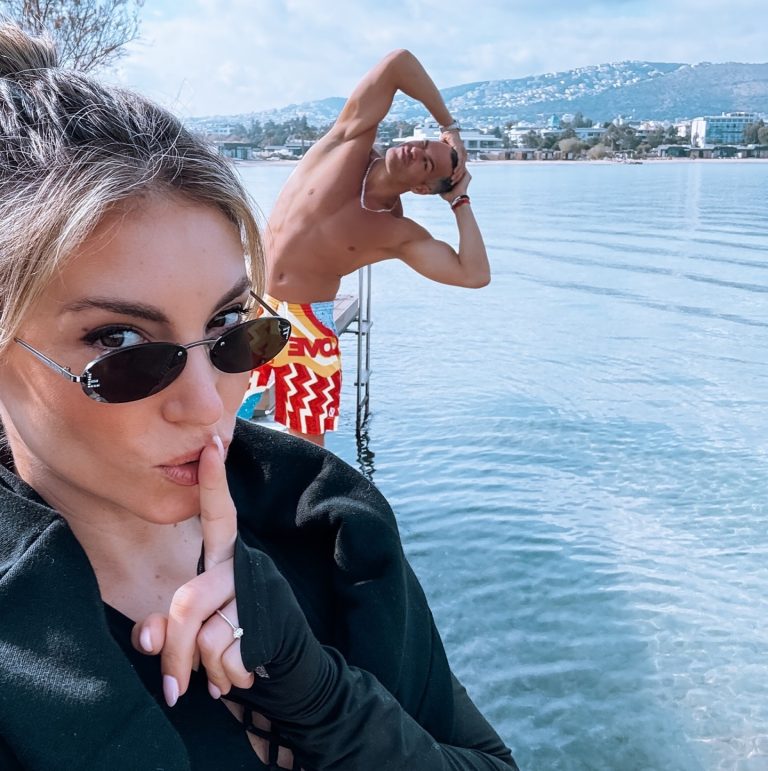 Η Αθηνά Οικονομάκου με μονόπετρο στα δάχτυλα