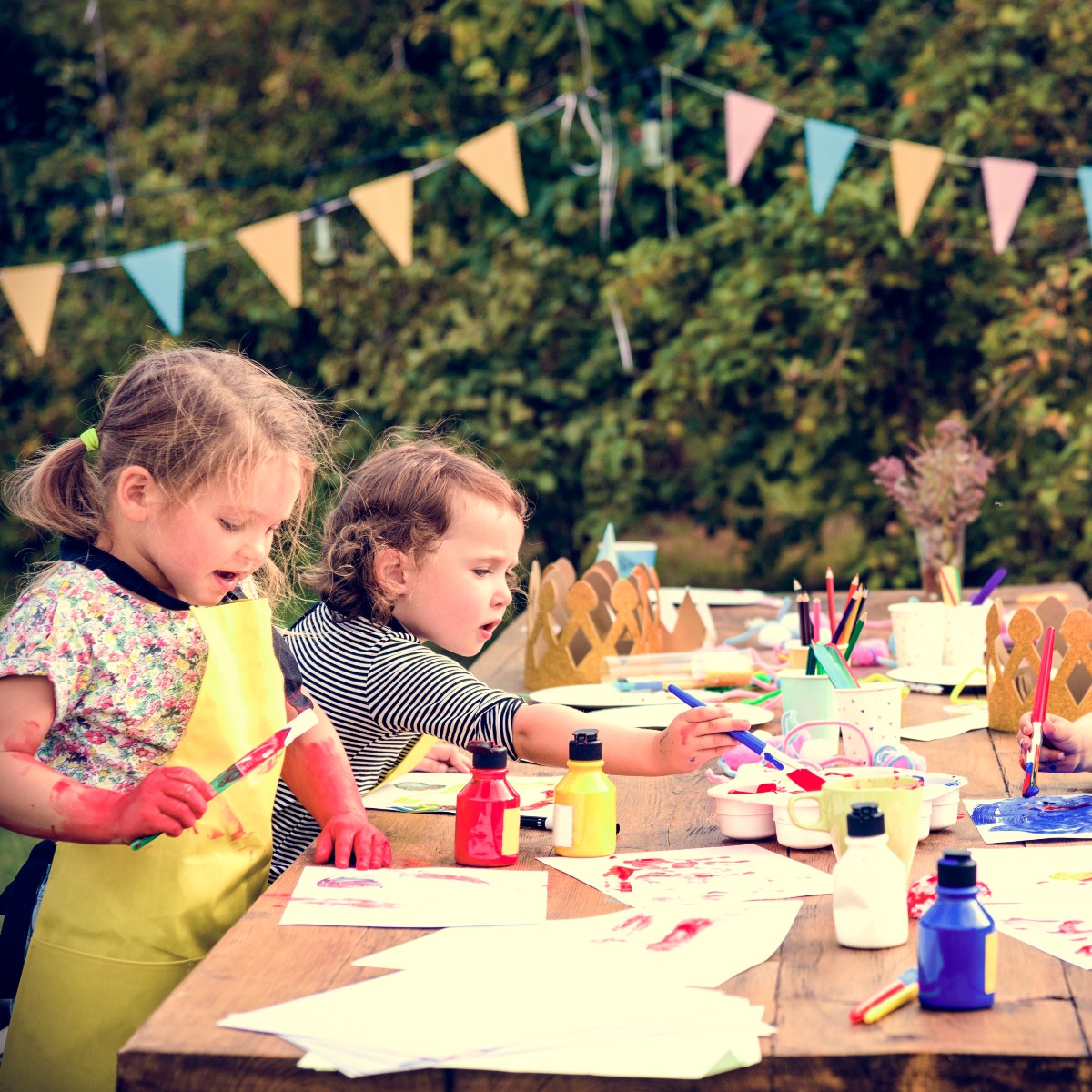 παιδιά κάνουν χειροτεχνίες