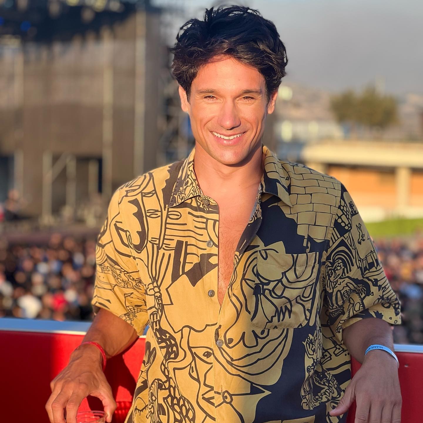 Ο Πάνος Βλάχος με εμπριμέ πουκάμισο