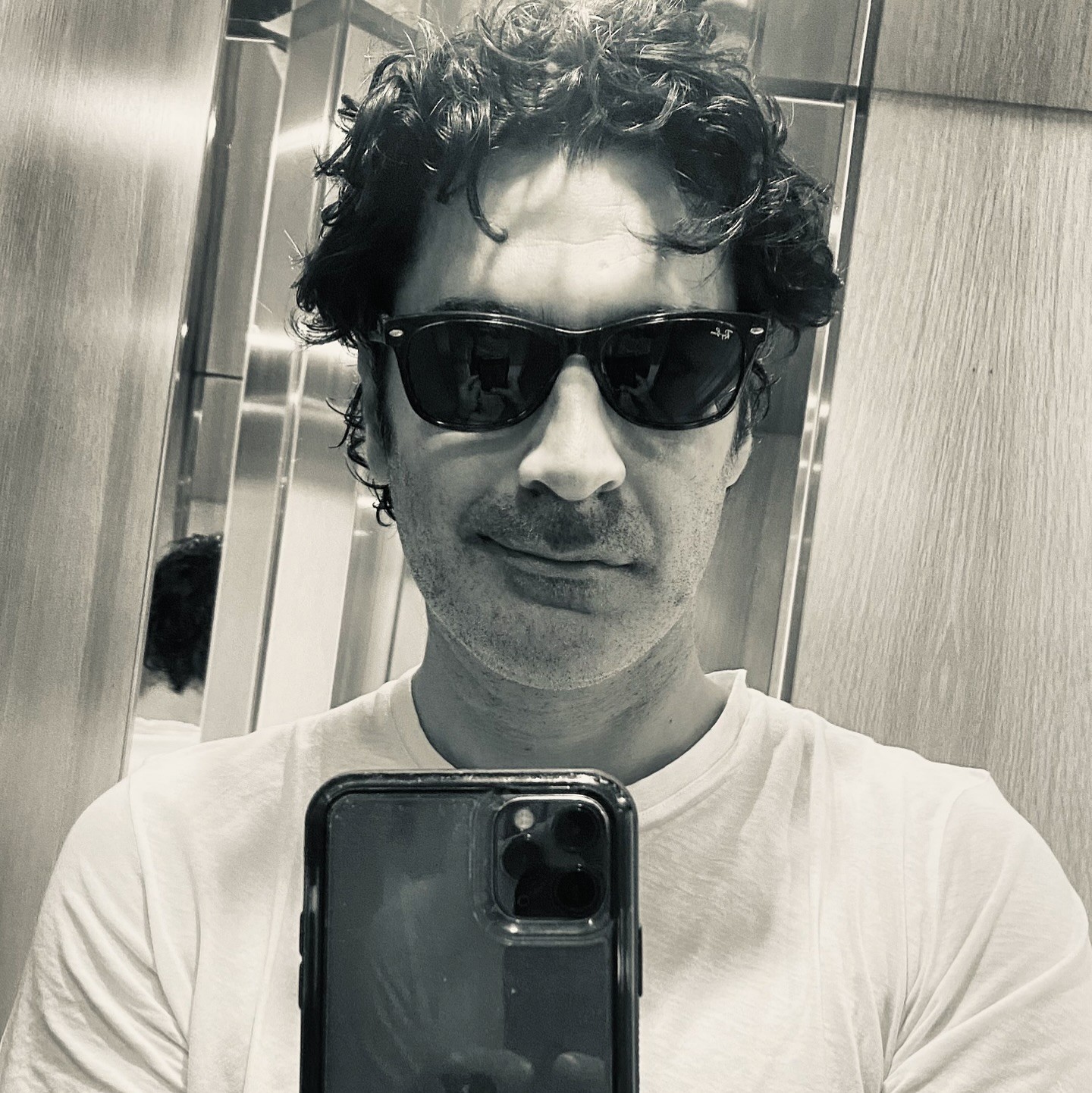 Ο Χριστόφορος Παπακλιάτης σε ασπρόμαυρη selfie