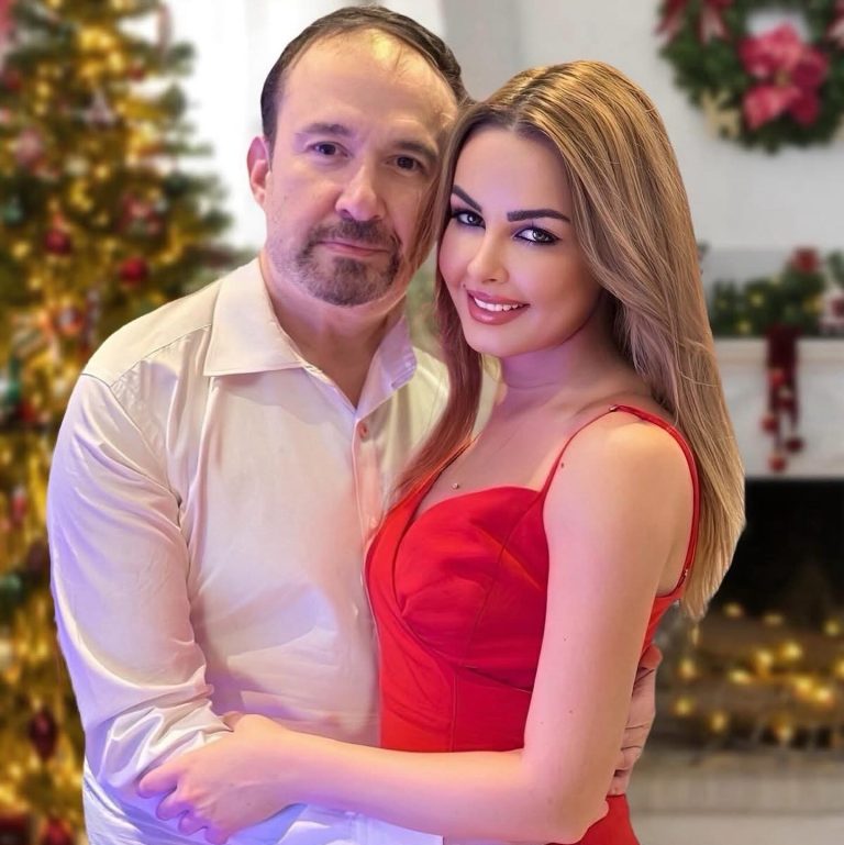 Γιάννης Παπαμιχαήλ - Ελένη Κολτζή στο χριστουγεννιάτικο δέντρο