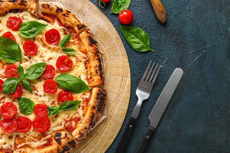 Πίτσα με φρέσκο βασιλικό και ντομάτα: Απλό αλλά γεμάτο γεύση, με φρέσκες, εποχιακές πρώτες ύλες.