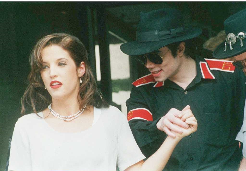 Φωτογραφία αρχείου με ημερομηνία 6 Αυγούστου 1994 του Michael Jackson και της συζύγου του Lisa Marie Presley να κρατιούνται χέρι-χέρι στη Βουδαπέστη.