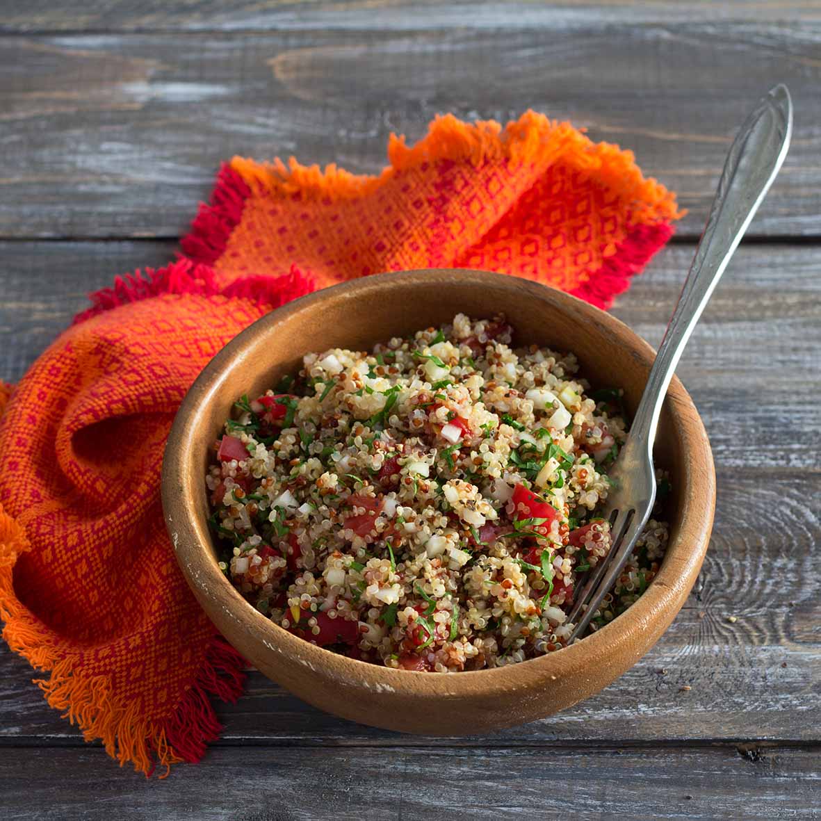 Κινόα σαλάτα από το Περού με λαχανικά και ντομάτα