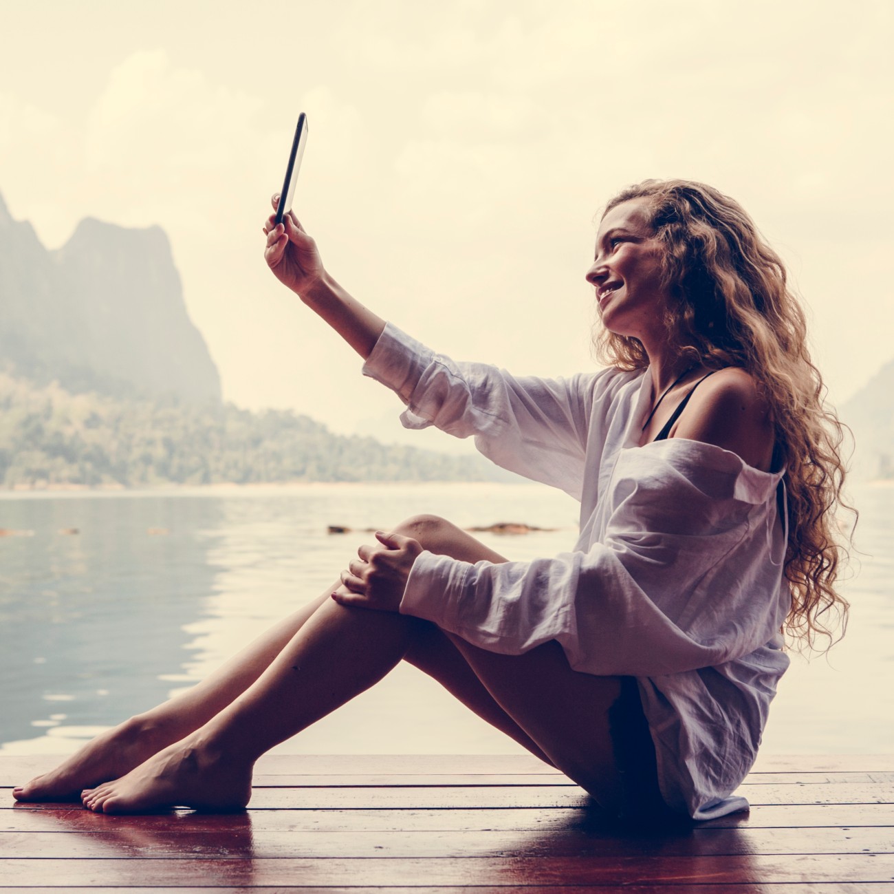 Γυναίκα βγάζει selfie φωτογραφία με το κινητό της