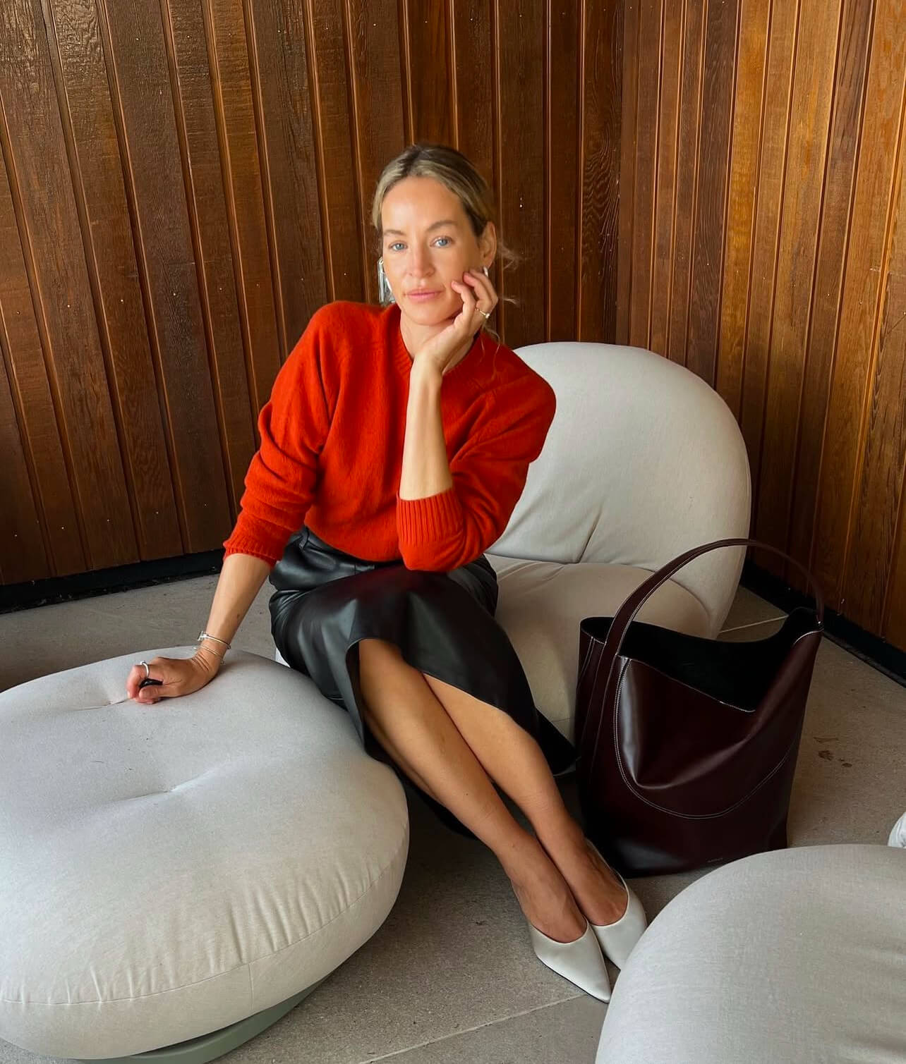 Δερμάτινη φούστα με πουλόβερ