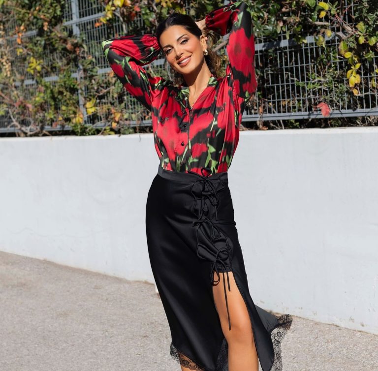 Η Σταματίνα Τσιμτσιλή με floral πουκάμισο