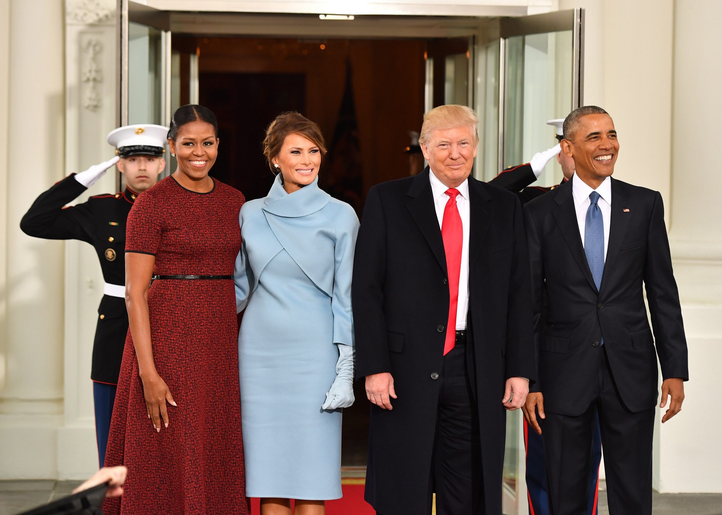 O απερχόμενος πρόεδρος των ΗΠΑ Barack Obama και η Michelle Obama ποζάρουν με τον νεοεκλεγέντα πρόεδρο Donald J. Trump και τη σύζυγό του Melania στον Λευκό Οίκο πριν από την τελετή ορκωμοσίας, στις 20 Ιανουαρίου 2017.
