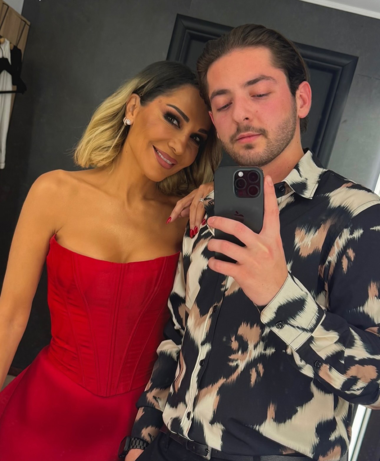 Η Δέσποινα Βανδή με ξανθά μαλλιά και κόκκινο φόρεμα