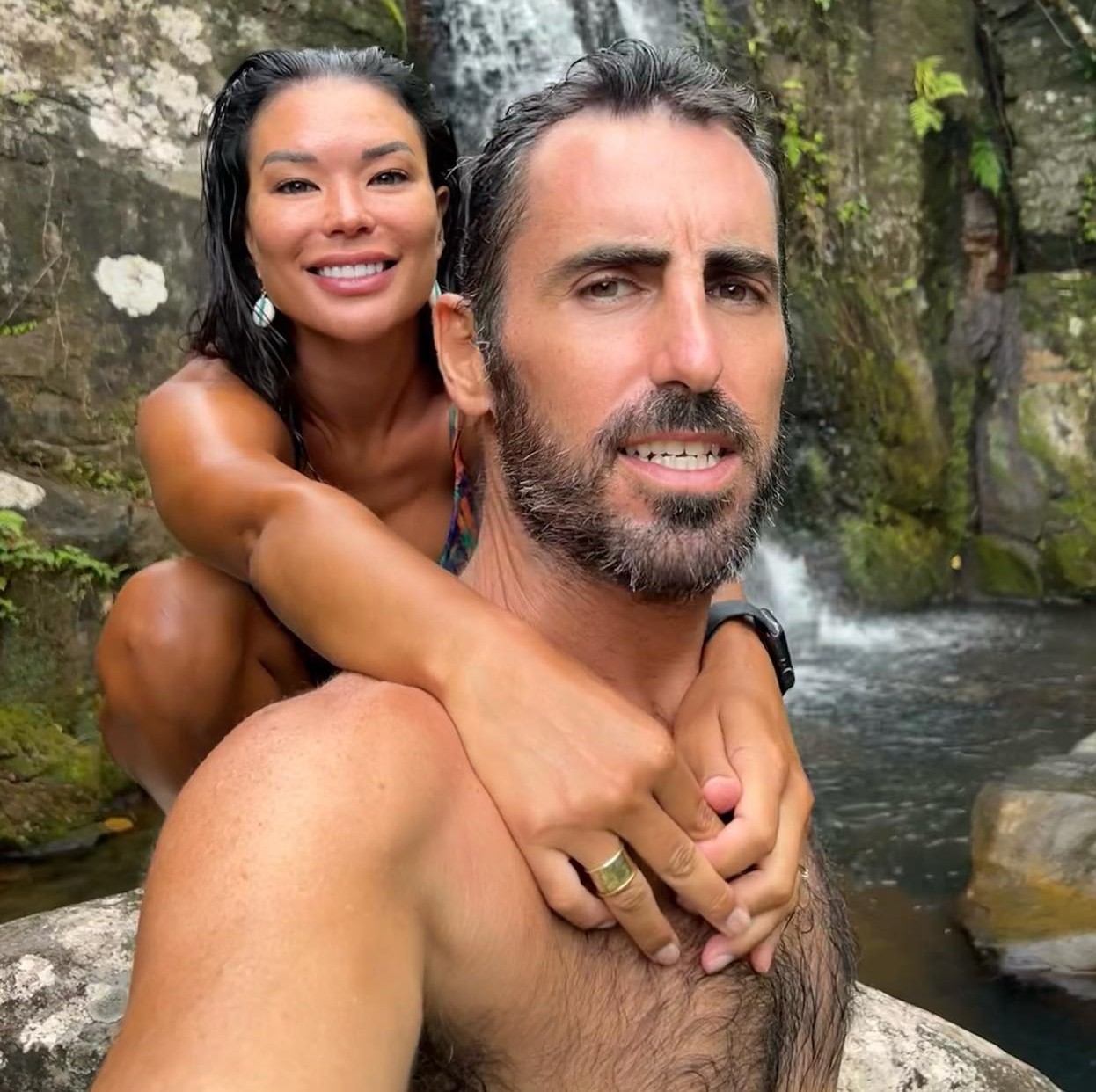 Η Βάσω Βιλέηκας αγκαλιά με τον Γιάννη Αποστολάκη